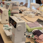 Bild von Nähmaschinen bei einem Nähtreff