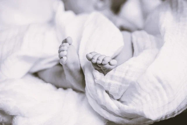 Bild mit Füßen eines Babys (1) Frühchenfee zeigt ein Bild mit Füßen eines Babys