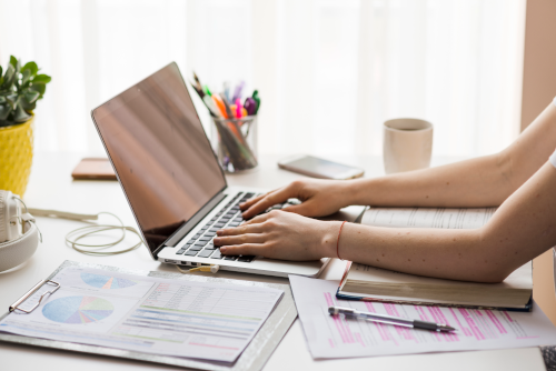 Frau arbeitet an einem Laptop